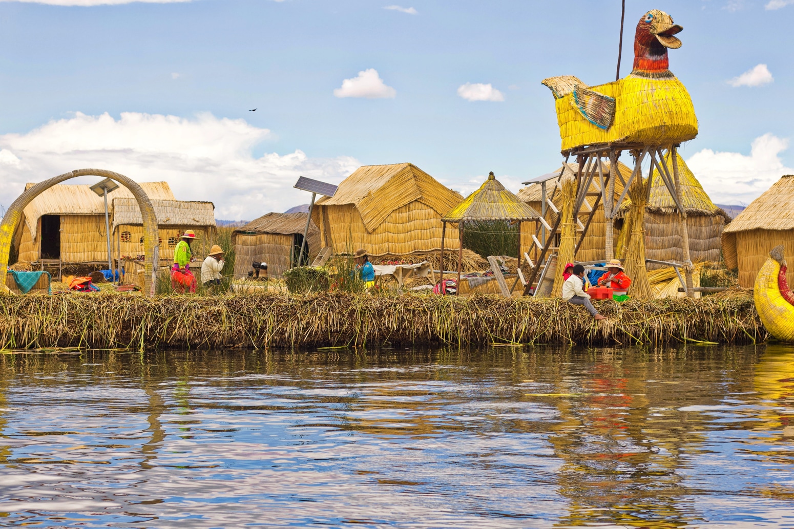 La Isla de los Uros en Lago Titicaca, Puno