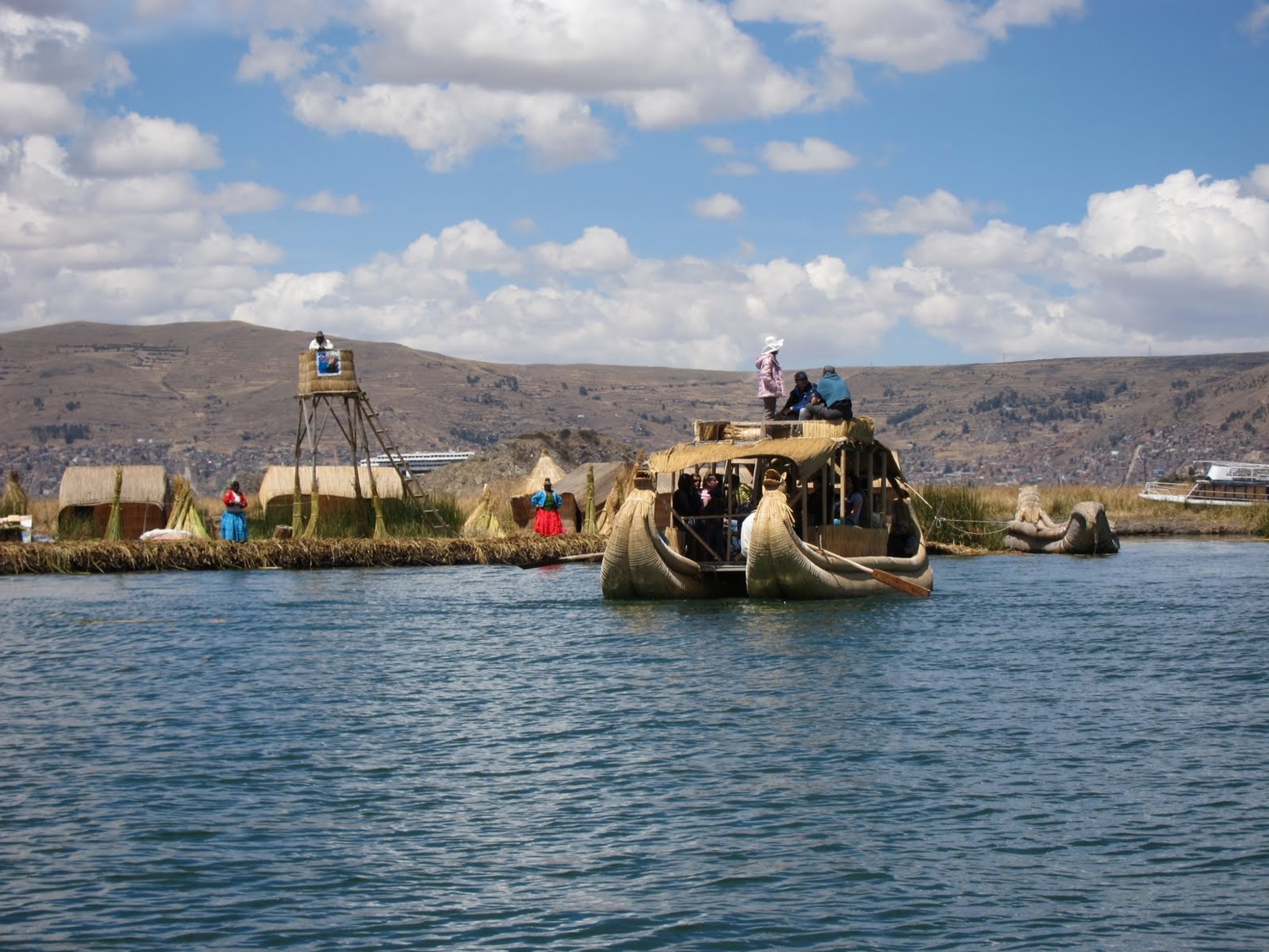 La Isla de los Uros en Lago Titicaca, Puno